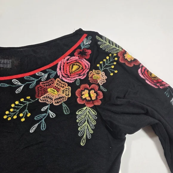 Elegant Black Floral Embroidered Women's Blouse - Picture 3 of 9